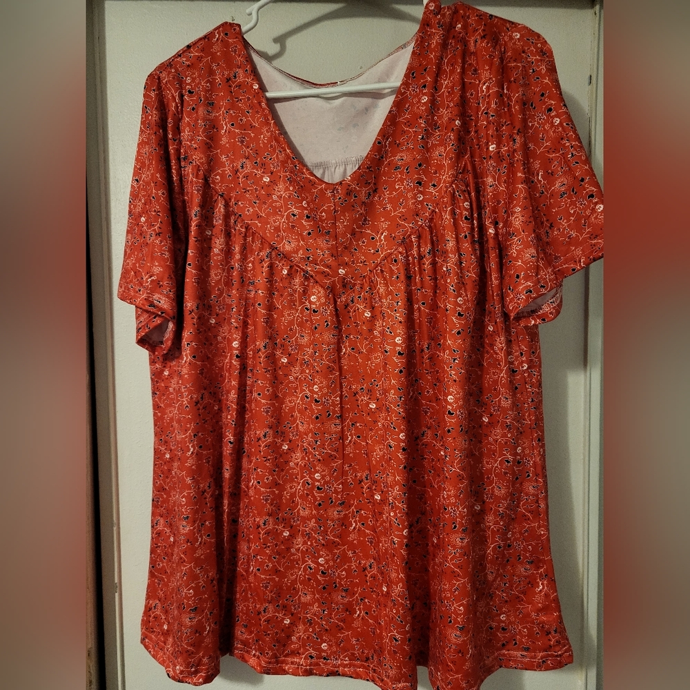 Women's short sleeve shirt.